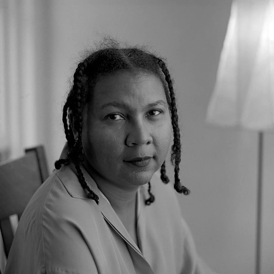  Escritora e ativista negra, bell hooks morre aos 69 anos